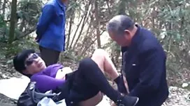 彼はトロリーバスでガールフレンドから彼の ...