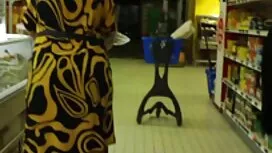 ナタリアは彼女の裸の体を、完全に裸で示し ...