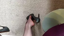 医者は鏡で彼女の猫を見てみました アダル ...