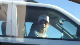 この男は彼のガールフレンドの舌を削除しま ...