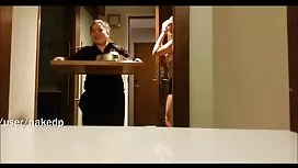 彼女は彼女の口の中で彼を打ち、ザーメンで ...