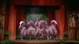 彼女は疲れ果てて彼女の顔に終わった仕事に ...