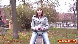 私は喫煙し、私の靴下を脱いだ 女性 が  ...