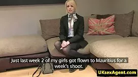 Preziki男性は忙しいとともに友人で ...