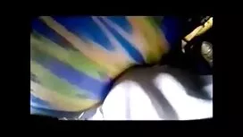 赤いバケツに水没し、尿で満たされています ...