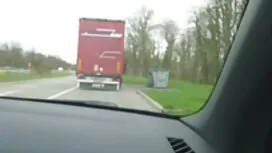 ピアノを弾いた後、配偶者は有機楽器の体を ...