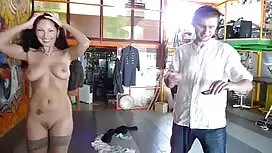 独身は愛の狂った羊飼いによって照らされま ...