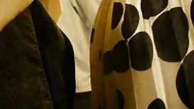 彼は若い男を椅子の席に置き、恥骨になって ...